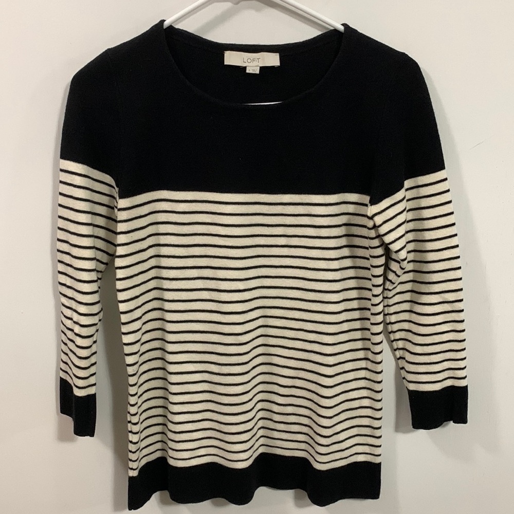 Loft Women’s Crew neck sweater black and white, good condition Size small